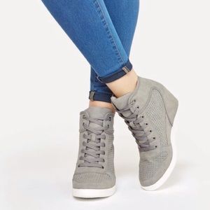JustFab Morganna grey wedges gently worn sz 8